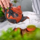 Bộ Ấm Chén Tử Sa Đắp Hoa Phù Dung Tách Lót Đen Đỏ