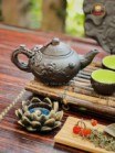 Bộ Ấm Chén Tử Sa Dáng Nhỡ Đắp Nổi Hoa Sen Kèm Khay Sen Cá 270ml