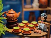 Bộ Ấm Chén Tử Sa Đắp Hoa Phù Dung Tách Lót Đỏ