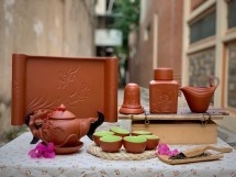 Bộ Ấm Chén Tử Sa Đắp Cây Tùng Khay Chữ Nhật Đỏ Kèm Phụ Kiện
